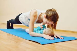 Luyện tập nhẹ nhàng sau sinh giúp mẹ bầu nhanh lấy lại vóc dáng, đồng thời cũng giảm căng thẳng, mệt mỏi.