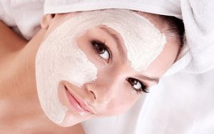 Đắp mặt nạ sữa chua là một trong những cách làm căng mịn da mặt hiệu quả 