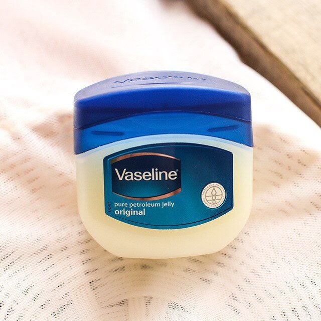 Một hũ kem dưỡng ẩm Vaseline nhỏ bé nhưng lại có nhiều công dụng hơn bạn nghĩ rất nhiều