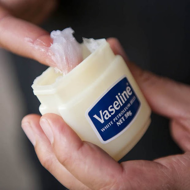Nếu kem lót hết đột xuất, kem dưỡng ẩm Vaseline sẽ là lựa chọn không tồi