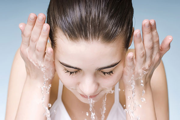 Rửa mặt bằng nước mát là bước chăm sóc được khuyến cáo sau khi lăn kim 