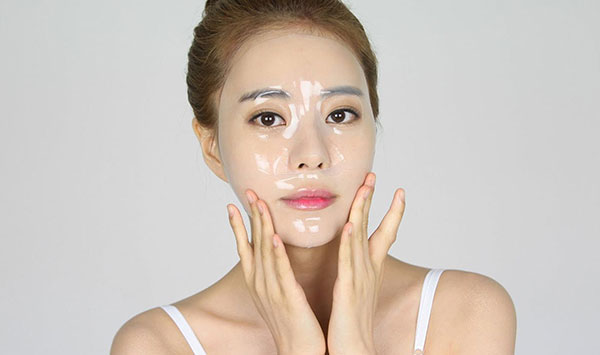 Đắp mặt nạ lên da & nhẹ nhàng massage mặt trong vài phút rồi thư giãn thêm 15 phút rồi rửa lại mặt với nước ấm
