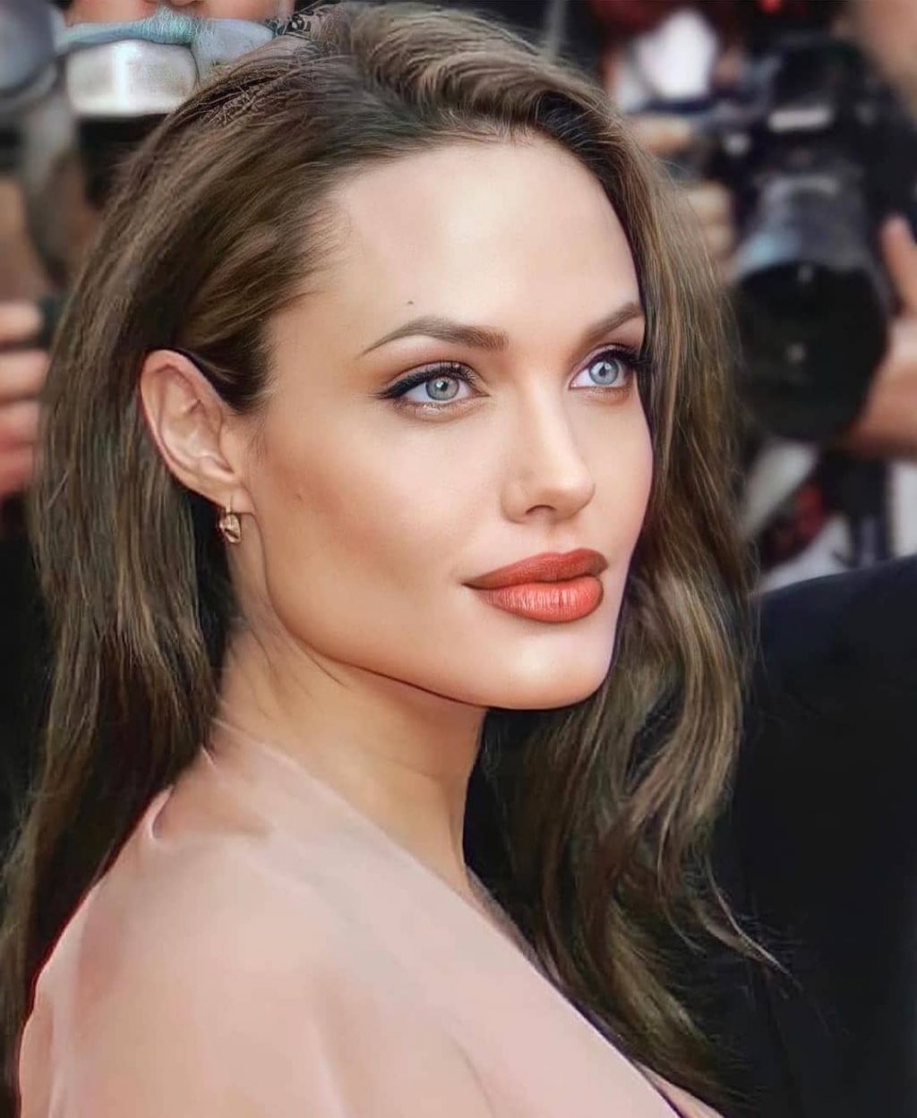 Bí quyết trang điểm của Angelina Jolie