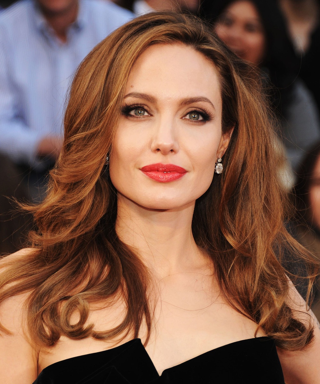 Bí quyết làm đẹp của Angelina Jolie
