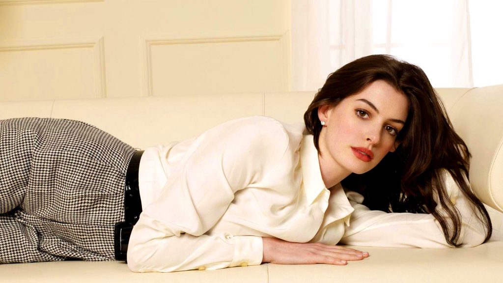 Anne Hathaway luôn để lại ấn tượng khó phai bằng mùi hương hoa hồng 