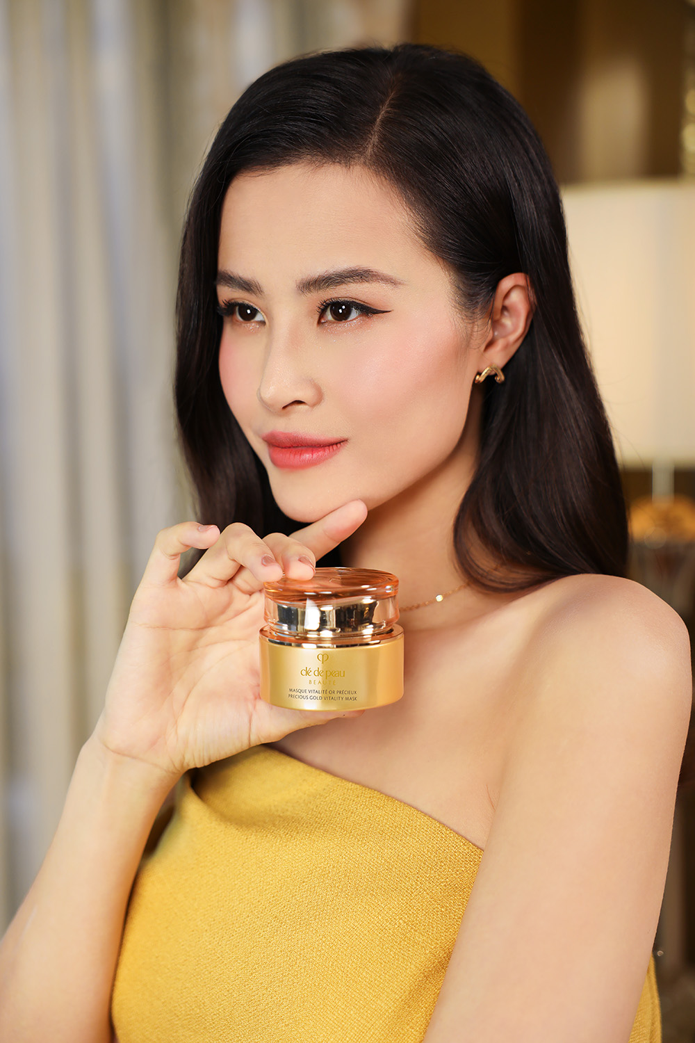 Đông Nhi và mặt nạ dưỡng da từ vàng 24K Precious Gold Vitality Mask